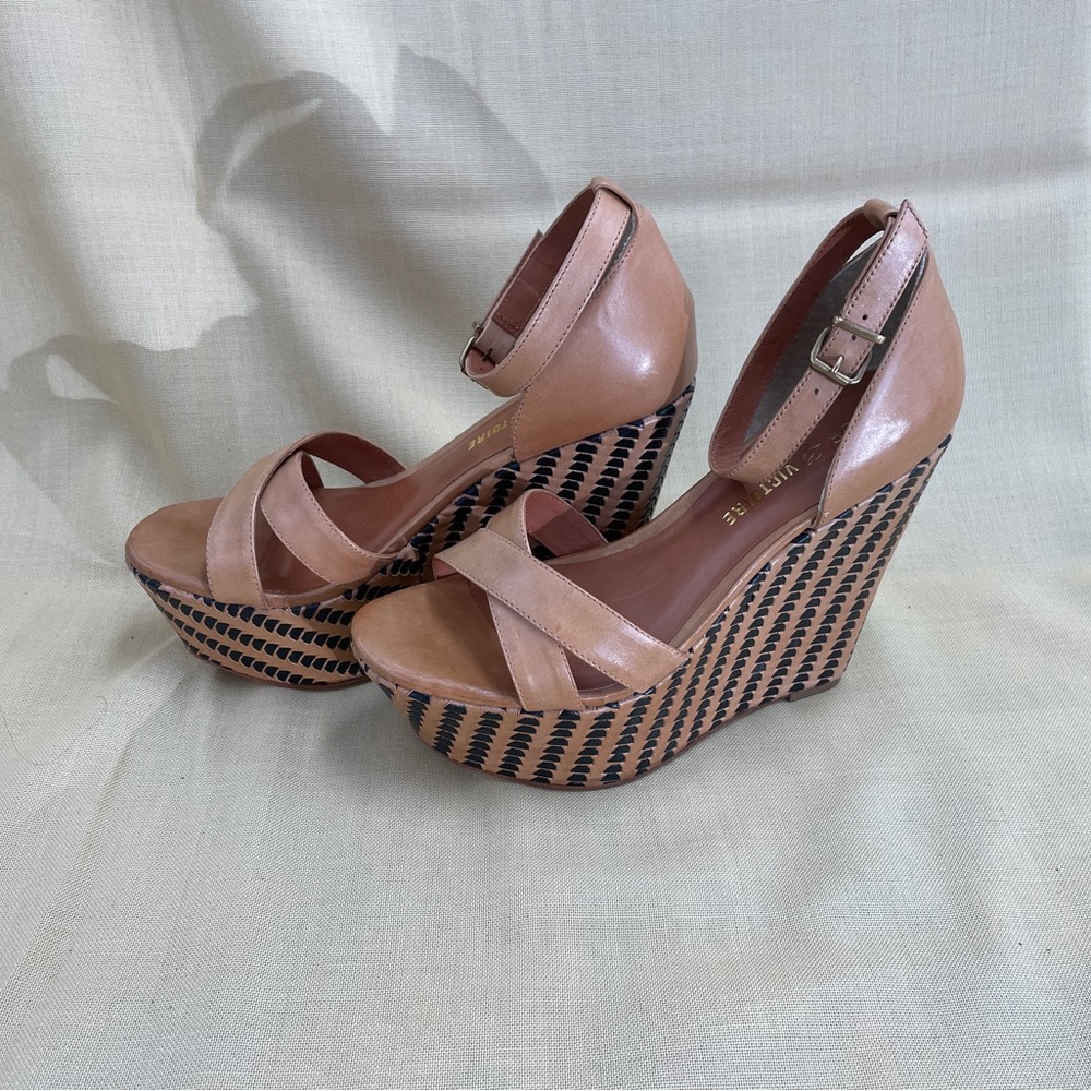 Pour La Victoire wedge sandal Size 7 (with 5 inch Wedge).